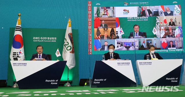 [서울=뉴시스]추상철 기자 = 문재인 대통령이 22일 청와대에서 2020년 G20 화상 정상회의(2일차)에 참석해 제2세션의 주제인 '포용적·지속가능·복원력 있는 미래'와 관련 의제 발언을 하고 있다. 2020.11.22. scchoo@newsis.com