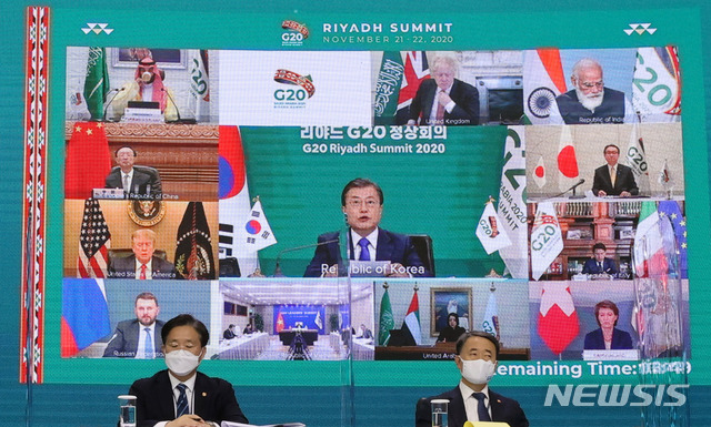 [서울=뉴시스]추상철 기자 = 문재인 대통령이 22일 청와대에서 2020년 G20 화상 정상회의(2일차)에 참석해 제2세션의 주제인 '포용적·지속가능·복원력 있는 미래'와 관련 의제 발언을 하는 모습이 화상으로 보이고 있다. 2020.11.22. scchoo@newsis.com