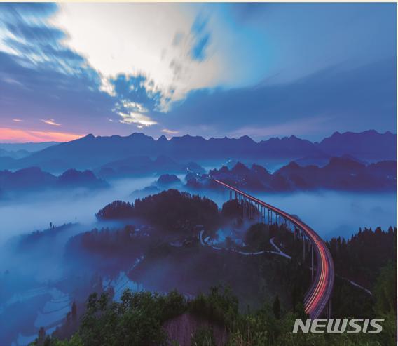  [부산=뉴시스] 허상천 기자 = 부산시는 부산-충칭(重慶) 우호협력도시 10주년을 맞아 사진전 등 다양한 비대면 교류 행사를 진행한다고 23일 밝혔다. 사진은 충칭 저우자산 대교. 2020.11.23. (사진 = 부산시 제공) photo@newsis.com