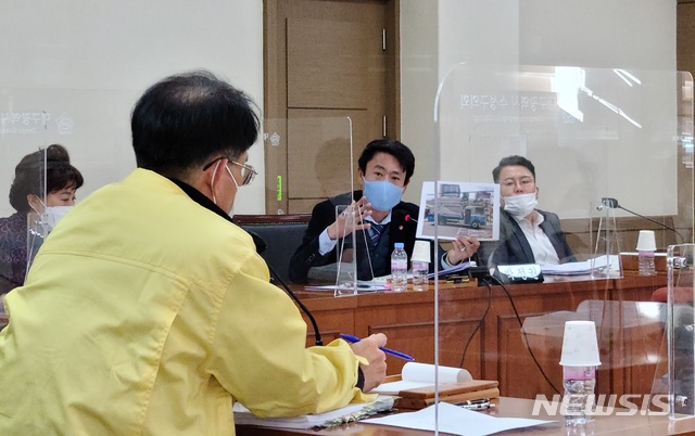 [대구=뉴시스]김정화 기자 = 박정권 수성구의원이 한국형 청소차량 사진을 23일 대구시 수성구청 자원환경과 행정 사무감사에서 제시하고 있다. 2020.11.23. photo@newsis.com