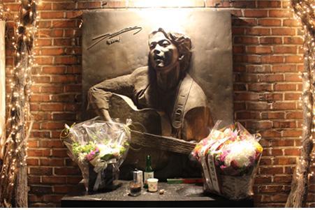 [서울=뉴시스] 2008년 안규철 제작으로 학전블루 소극장 앞에 건립된 '김광석 노래비'. 2020.11.23. (사진 = 김광석추모사업회 제공) photo@newsis.com 