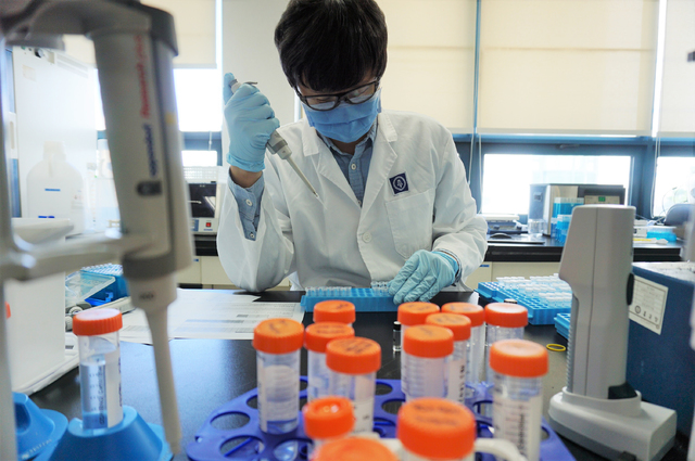 [서울=뉴시스] 종근당 효종연구소 연구원이 글로벌 신약 개발 과제에 대한 약동학 분석 연구를 진행하고 있다.(사진=종근당 제공)