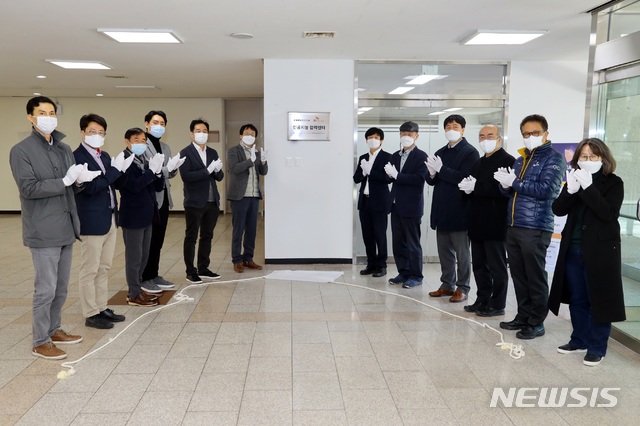 [포항=뉴시스] 강진구 기자 = 포스텍(총장 김무환)은 23일 오후 교내 인공지능연구원에서 ‘포스텍·SK하이닉스 인공지능협력센터’를 개소하고 본격적인 업무에 들어갔다.(사진=포스텍 제공) 2020.11.23. photo@newsis.com