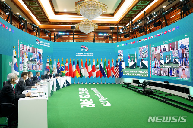 [서울=뉴시스]추상철 기자 = 문재인 대통령이 22일 청와대에서 2020년 G20 화상 정상회의(2일차)에 참석해 제2세션의 주제인 '포용적·지속가능·복원력 있는 미래'와 관련 의제 발언을 하고 있다. 2020.11.23. scchoo@newsis.com