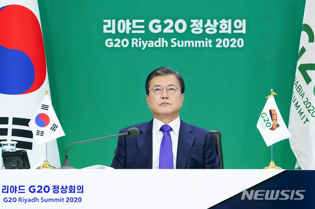 [서울=뉴시스]추상철 기자 = 문재인 대통령이 22일 청와대에서 2020년 G20 화상 정상회의(2일차)에 참석해 있다. 2020.11.23. scchoo@newsis.com