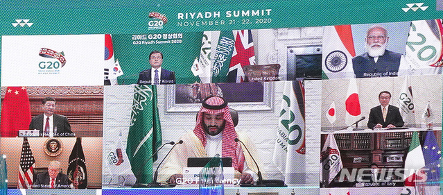 [서울=뉴시스]추상철 기자 = 화상을 통해 보이는 문재인 대통령을 비롯한 각국 정상들이 22일 청와대에서 2020년 G20 화상 정상회의(2일차)에 참석해 무함마드 빈 살만 사우디아라비아 왕세자의 발언을 듣고 있다. 2020.11.23. scchoo@newsis.com