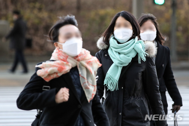 [서울=뉴시스]김병문 기자 = 여의도 환승센터에서 출근길 시민들이 목도리를 두르고 있다. 2020.11.23. dadazon@newsis.com