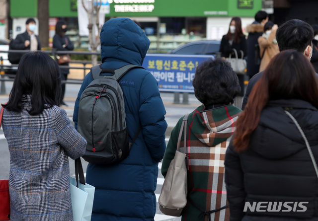 [서울=뉴시스] 고승민 기자 = 중국 고기압 영향으로 찬공기가 유입돼 전국 대부분이 아침기온 영하권 날씨를 보인 지난 23일 서울 광화문 사거리에서 옷을 두텁게 입은 시민들이 출근하고 있다. 2020.11.23. kkssmm99@newsis.com