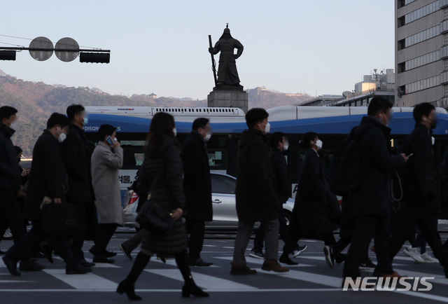 [서울=뉴시스] 고승민 기자 = 중국 고기압 영향으로 찬공기가 유입돼 전국 대부분이 아침기온 영하권 날씨를 보인 지난 23일 서울 광화문 사거리에서 옷을 두텁게 입은 시민들이 출근하고 있다. 2020.11.23.kkssmm99@newsis.com