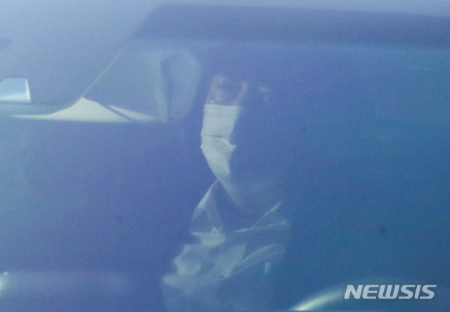 [서울=뉴시스] 조수정 기자 = 윤석열 검찰총장이 지난 23일 오전 서울 서초구 대검찰청으로 출근하고 있다. 2020.11.23. chocrystal@newsis.com