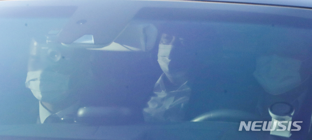 [서울=뉴시스] 조수정 기자 = 윤석열 검찰총장이 23일 오전 서울 서초구 대검찰청으로 출근하고 있다. 2020.11.23. chocrystal@newsis.com