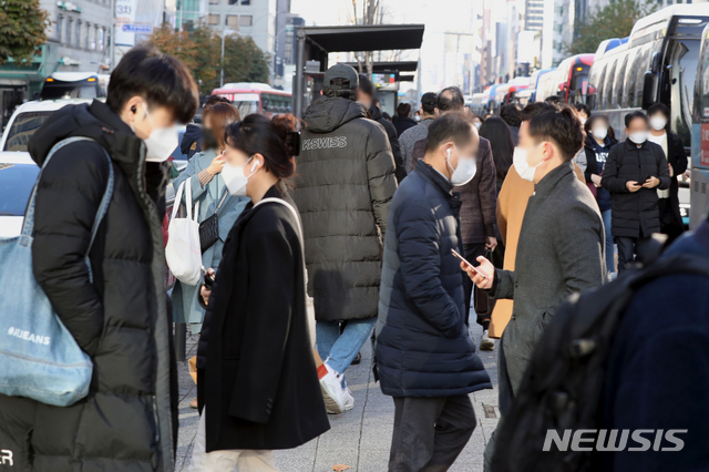 [서울=뉴시스]이윤청 기자 = 전국 대부분 지역의 체감온도가 영하권으로 떨어진 지난 23일 오전 서울 강남구 강남역 인근에서 시민들이 출근하고 있다. 2020.11.23. radiohead@newsis.com