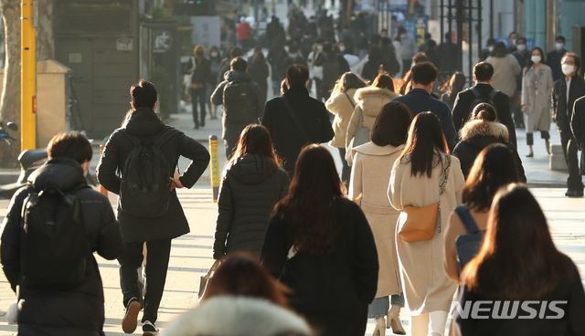 [서울=뉴시스]이윤청 기자 = 전국 대부분 지역의 체감온도가 영하권으로 떨어진 23일 오전 서울 강남구 강남역 인근에서 시민들이 출근하고 있다. 2020.11.23.   radiohead@newsis.com