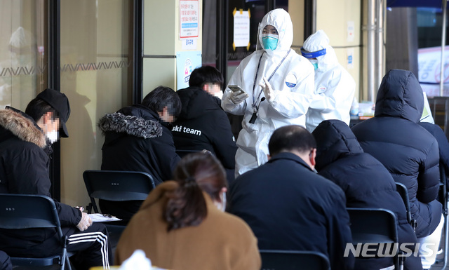 [서울=뉴시스] 이영환 기자 = 23일 오전 서울 송파구보건소 코로나19 선별진료소에서 시민들이 검사를 받기 위해 대기하는 가운데 보건소 관계자들이 안내를 하고 있다. 2020.11.23.&nbsp; 20hwan@newsis.com