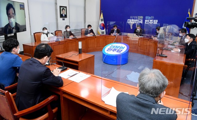 [서울=뉴시스] 전진환 기자 = 23일 서울 여의도 국회에서 열린 더불어민주당 최고위원회의에서 이낙연 대표가 화상으로 모두발언을 하고 있다. 이날 민주당 최고위원회의는 이 대표의 자가격리로 화상으로 개최됐다. (공동취재사진) 2020.11.23.&nbsp; photo@newsis.com