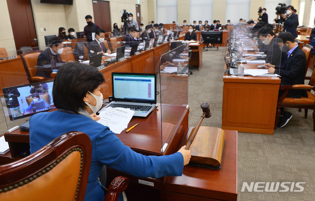 [서울=뉴시스] 최동준 기자 = 서영교 국회 행정안전위원장이 23일 서울 여의도 국회에서 열린 행정안전위원회 전체회의에서 의사봉을 두드리고 있다. (공동취재사진) 2020.11.23. photo@newsis.com