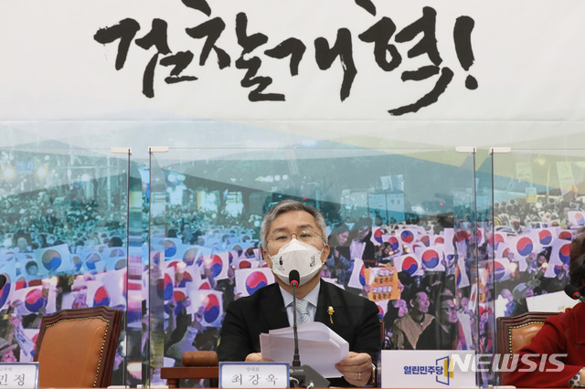 [서울=뉴시스] 최동준 기자 = 최강욱 열린민주당 대표가 23일 서울 여의도 국회에서 열린 최고위원회의에서 발언하고 있다. (공동취재사진) 2020.11.23. photo@newsis.com