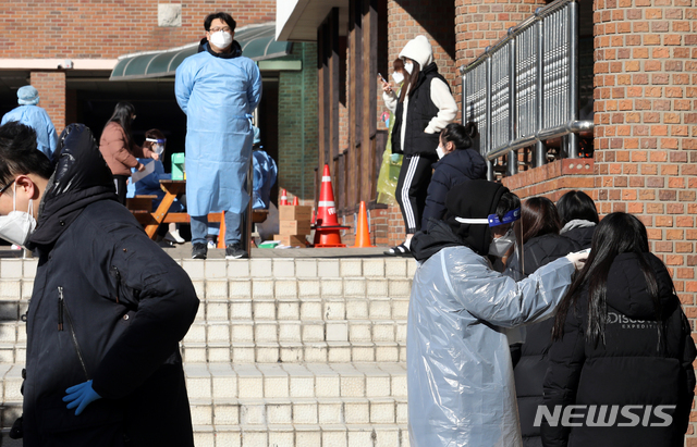 [인천=뉴시스] 이종철 기자 =  수도권 사회적 거리두기 2단계 격상에 따라 고교 2/3 등교를 하루 앞둔 23일 인천시 연수구 모 여고 교사가 신종 코로나 바이러스 감염증(코로나19) 확진 판정된 가운데 학생들이 학교에 설치된 선별진료소에서 검사를 받고 있다. 2020.11.23. jc4321@newsis.com