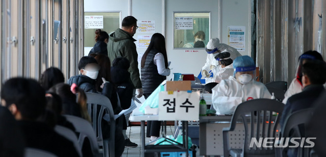 [서울=뉴시스] 박주성 기자 = 서울지역 신종 코로나바이러스 감염증(코로나19) 확진자가 하루 새 112명 늘며 5일 연속 세 자릿수 증가세를 기록한 가운데 23일 오전 서울 동대문구청 선별진료소에 시민들이 검사를 기다리고 있다. 2020.11.23. park7691@newsis.com