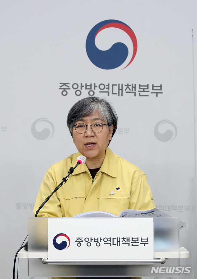 [청주=뉴시스]강종민 기자 = 정은경 중앙방역대책본부장(질병관리청장)이 23일 오후 충북 청주 질병관리청에서 신종 코로나바이러스 감염증(코로나19) 발생 현황 등을 발표하고 있다. 2020.11.23. ppkjm@newsis.com
