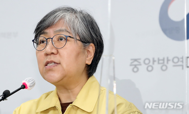 [청주=뉴시스]강종민 기자 = 정은경 중앙방역대책본부장(질병관리청장)이 지난 23일 오후 충북 청주 질병관리청에서 신종 코로나바이러스 감염증(코로나19) 발생 현황 등을 발표하고 있다. 2020.11.23.&nbsp;&nbsp; ppkjm@newsis.com