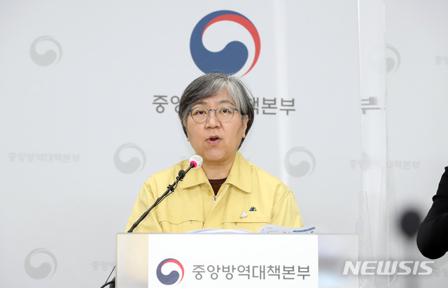[청주=뉴시스]강종민 기자 = 정은경 중앙방역대책본부장(질병관리청장)이 지난 23일 오후 충북 청주 질병관리청에서 신종 코로나바이러스 감염증(코로나19) 발생 현황 등을 발표하고 있다. 2020.11.23.&nbsp;&nbsp; ppkjm@newsis.com