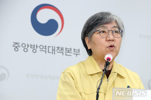 [청주=뉴시스]강종민 기자 = 정은경 중앙방역대책본부장(질병관리청장)이 23일 오후 충북 청주 질병관리청에서 신종 코로나바이러스 감염증(코로나19) 발생 현황 등을 발표하고 있다. 2020.11.23.&nbsp; ppkjm@newsis.com