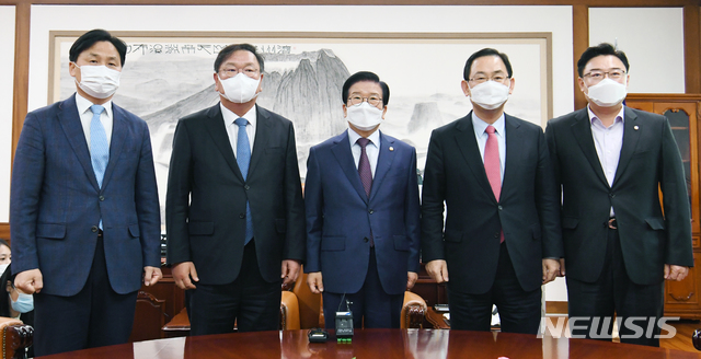 [서울=뉴시스] 최동준 기자 = 김태년 더불어민주당 원내대표, 주호영 국민의힘 원내대표가 23일 서울 여의도 국회 의장실에서 박병석 국회의장 주재 여야 원내대표 회담 전 기념촬영을 하고 있다. (공동취재사진) 2020.11.23.&nbsp; photo@newsis.com