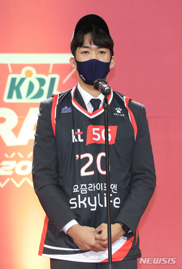[서울=뉴시스]이윤청 기자 = 전체 1라운드 2순위로 부산KT에 지명된 연세대 박지원이 23일 서울 송파구 잠실학생체육관에서 열린 2020 KBL 국내신인선수 드래프트에서 소감을 밝히고 있다. 2020.11.23. radiohead@newsis.com