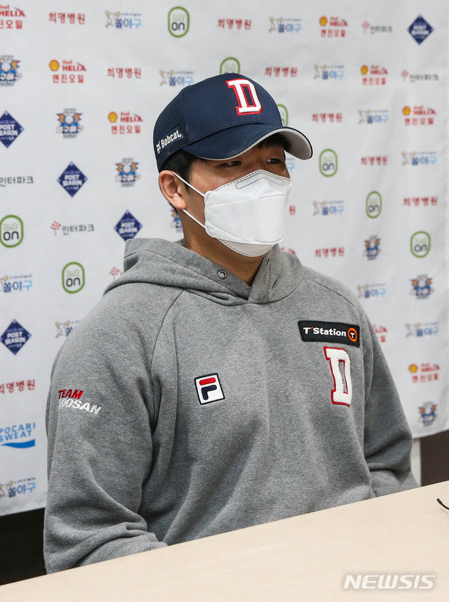 [서울=뉴시스] 박민석 기자 = 두산 베어스 김민규 선수가 23일 오후 서울 구로구 고척스카이돔에서 열린 2020 KBO 한국시리즈 5차전 NC 다이노스와 두산 베어스의 경기에 앞서 취재진과 인터뷰를 하고 있다. 2020.11.23. mspark@newsis.com