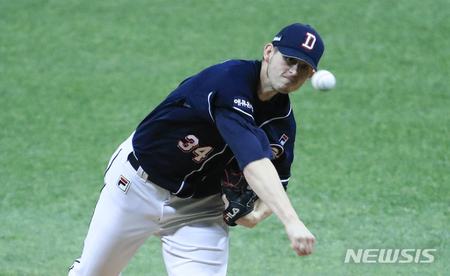 [서울=뉴시스] 박민석 기자 = 23일 오후 서울 구로구 고척스카이돔에서 열린 2020 KBO 한국시리즈 5차전 NC 다이노스와 두산 베어스의 경기, 1회말 두산 플렉센이 역투하고 있다. 2020.11.23.&nbsp; mspark@newsis.com
