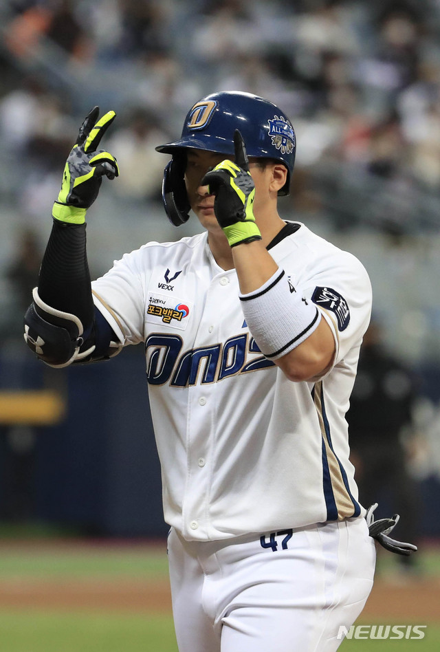 [서울=뉴시스] 박민석 기자 = 23일 오후 서울 구로구 고척스카이돔에서 열린 2020 KBO 한국시리즈 5차전 NC 다이노스와 두산 베어스의 경기, 6회말 1사 상황 NC 나성범이 안타를 친 뒤 세레모니를 하고 있다. 2020.11.23. mspark@newsis.com