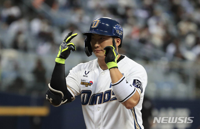 [서울=뉴시스] 박민석 기자 = 23일 오후 서울 구로구 고척스카이돔에서 열린 2020 KBO 한국시리즈 5차전 NC 다이노스와 두산 베어스의 경기, 6회말 1사 상황 NC 나성범이 안타를 친 뒤 세레모니를 하고 있다. 2020.11.23. mspark@newsis.com