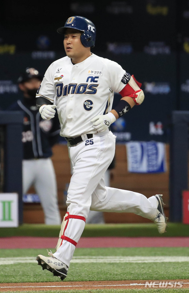 [서울=뉴시스] 박민석 기자 = 23일 오후 서울 구로구 고척스카이돔에서 열린 2020 KBO 한국시리즈 5차전 NC 다이노스와 두산 베어스의 경기, 6회말 1사 1루 NC 양의지가 2점홈런을 친 뒤 그라운드를 돌고 있다. 2020.11.23. mspark@newsis.com