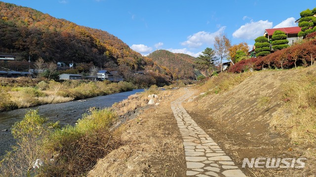 [청주=뉴시스] 충북 청주시 상당구 미원면 옥화구곡 관광길. photo@newsis.com