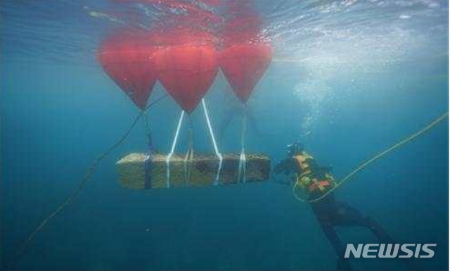 [서울=뉴시스]제주 신창리 닻돌 인양 사진(사진=문화재청 제공)2020.11.24 photo@newsis.com