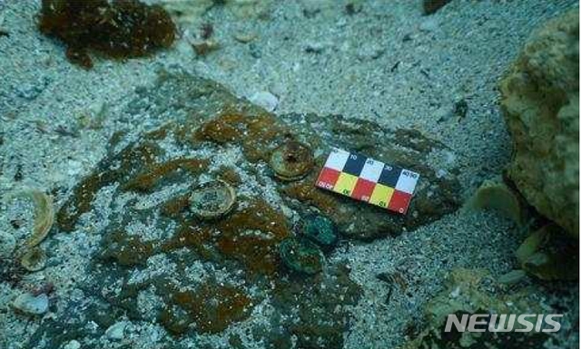 [서울=뉴시스]제주 신창리에서 발견한 동전(사진=문화재청 제공)2020.11.24 photo@newsis.com 