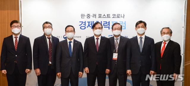 [서울=뉴시스]코트라가 산업통상자원부와 함께 24일 서울 강남구 인터컨티넨탈 코엑스에서 개최하는 '한·중·러 포스트 코로나 경제협력포럼' 시작에 앞서 주요 참석자들이 기념촬영을 하고 있다. (왼쪽부터) 신범식 유라시아21 회장, 장상현 KOTRA 인베스트코리아 대표, 홍영표 더불어민주당 의원, 권평오 KOTRA 사장, 김승동 유라시아21 이사장, 전윤종 산업통상자원부 통상협력국장, 우윤근 전 주러시아 대사. 2020.11.24. (사진=코트라 제공)