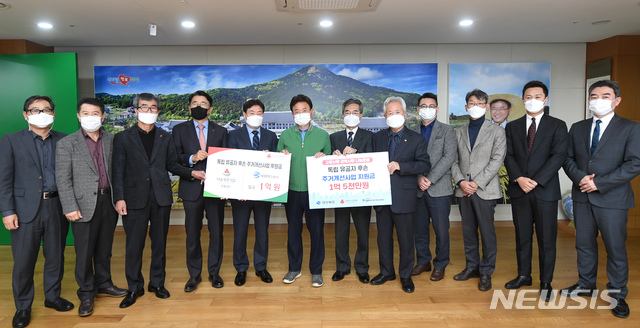 [안동=뉴시스] 24일 경북도청 도지사 접견실에서 독립유공자 후손 주거개선사업 후원금 및 지원금 전달식이 진행되고 있다. (사진=경북도 제공) 2020.11.24