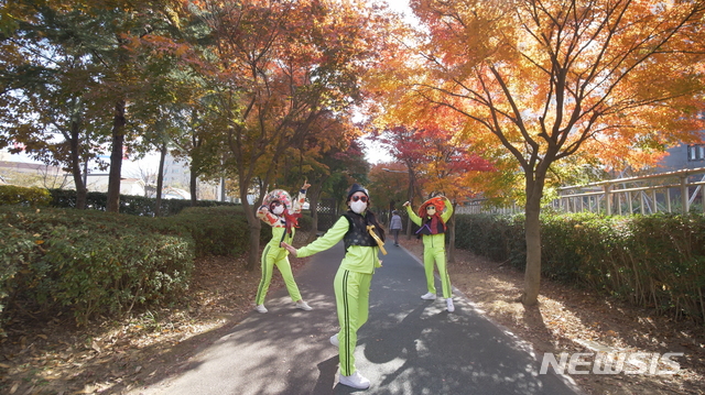 [광주=뉴시스] 송창헌 기자 = 광주시가 3억뷰를 돌파하며 세계적 인기를 모으고 있는 유튜브 영상인 '필 더 리듬 오브 코리아(FEEL THE RHYTHM OF KOREA)'를 패러디한 도시 홍보영상을 제작, 24일 공개했다. (사진=광주시 제공) 2020.11.24 photo@newsis.com