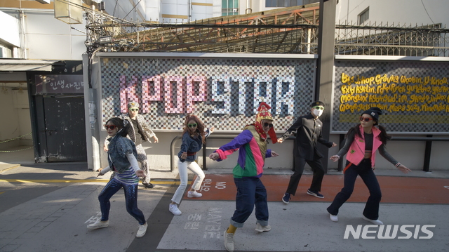 [광주=뉴시스] 송창헌 기자 = 광주시가 3억뷰를 돌파하며 세계적 인기를 모으고 있는 유튜브 영상인 '필 더 리듬 오브 코리아(FEEL THE RHYTHM OF KOREA)'를 패러디한 도시 홍보영상을 제작, 24일 공개했다. (사진=광주시 제공) 2020.11.24photo@newsis.com