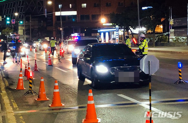 [부산=뉴시스] 부산경찰청 음주단속 모습. (사진=부산경찰청 제공)