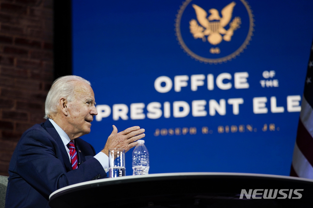 [윌밍턴=AP/뉴시스]조 바이든 미국 대통령 당선인과 카멀라 해리스 부통령 당선인과 함께 23일(현지시간) 델라웨어주 윌밍턴의 퀸 극장에서 미국시장협의회(USCM) 소속 시장들과 화상회의를 하고 있다. 바이든 당선인은 "여러분은 코로나19 초기 대응부터 최전방에 있었다"라며 "우리는 여러분의 말을 귀담아듣고 함께 일할 것"이라고 밝히며 시장들과 협력할 것을 약속했다. 2020.11.24. 