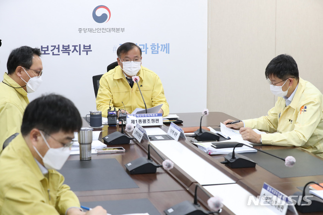 [세종=뉴시스]강종민 기자 = 강도태 중앙재난안전대책본부 1총괄조정관(보건복지부 2차관)이 24일 오전 정부세종청사에서 열린 신종 코로나바이러스 감염증(코로나19) 대응 중대본 회의에서 모두발언을 하고 있다. 2020.11.24.&nbsp;&nbsp; ppkjm@newsis.com