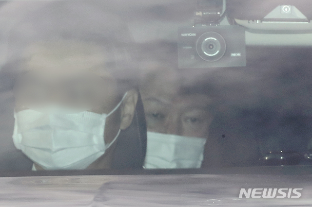 [서울=뉴시스]김병문 기자 = 윤석열 검찰총장이 24일 오전 서울 서초구 대검찰청으로 출근하고 있다. 2020.11.24.&nbsp; dadazon@newsis.com