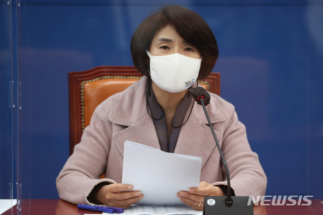 [서울=뉴시스] 전진환 기자 = 한정애 더불어민주당 정책위의장이 24일 오전 서울 여의도 국회에서 열린 원내대책회의에서 모두발언을 하고 있다. (공동취재사진) 2020.11.24.  photo@newsis.com