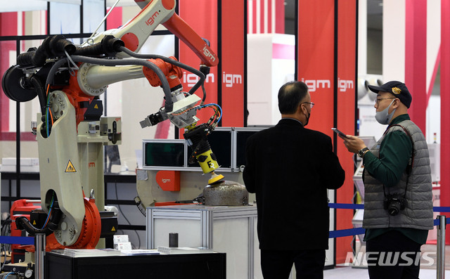 [대구=뉴시스] 이무열 기자 = 국내 최대 규모의 기계·부품·로봇 종합전시회인 '2020 대구 국제 기계산업대전'이 열린 24일 오전 대구 북구 산격동 엑스코를 찾은 관람객들이 국제로봇산업 부스를 둘러보고 있다. 이번 전시회는 27일까지 엑스코 전관에서 국내외 240개 기업이 597개 부스 규모로 개최된다. 2020.11.24.lmy@newsis.com