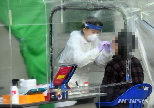 [부산=뉴시스] 하경민 기자 = 부산지역에 신종 코로나바이러스 감염증(코로나19) 확진자가 잇달아 나온 24일 부산진구보건소 선별진료소를 찾은 시민들이 코로나19 진단검사를 받고 있다. 2020.11.24.&nbsp; yulnetphoto@newsis.com