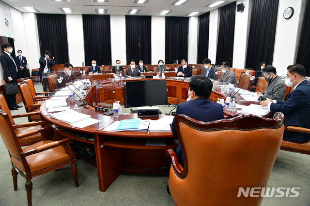 [서울=뉴시스] 최동준 기자 = 24일 오후 서울 여의도 국회에서 정보위원회 전체회의가 국민의힘 의원들이 불참한 가운데 열리고 있다. 이날 정보위 전체회의에 앞서 열린 법안소위에서 '국가정보원법 개정안'과 관련 국민의힘 의원들이 대공수사권 이관에 반대하며 자리를 떠나 전체회의 개의시간에 참석하지 않았다. (공동취재사진) 2020.11.24. photo@newsis.com