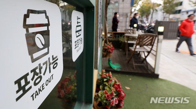 [서울=뉴시스]홍효식 기자 = 수도권 사회적 거리두기 2단계가 시행된 24일 오후 서울의 한 음식점 및 카페에 '포장 가능'이라고 적힌 스티커가 부착돼 있다. 2020.11.24. yesphoto@newsis.com